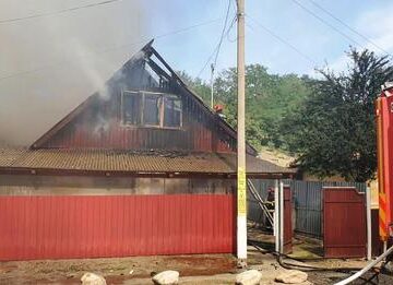 Incendiu, ieri după-amiaza, în Gura Văii. O femeie a suferit arsuri iar alta, de 81 de ani, a avut atac de panică