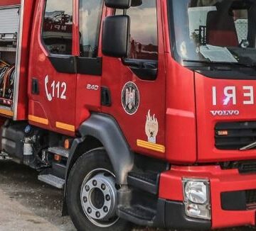 Nouă mașini distruse într-un incendiu în curtea DGASPC Bacău. Polițiștii au deschis dosar penal
