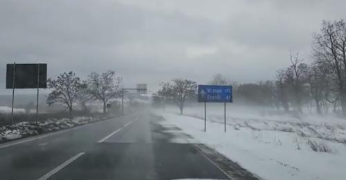 VIDEO/ Din cauza ninsorii, în județul Bacău se circulă cu greutate iar în zona Măgura este viscol la sol, informează Direcția Regională de Drumuri